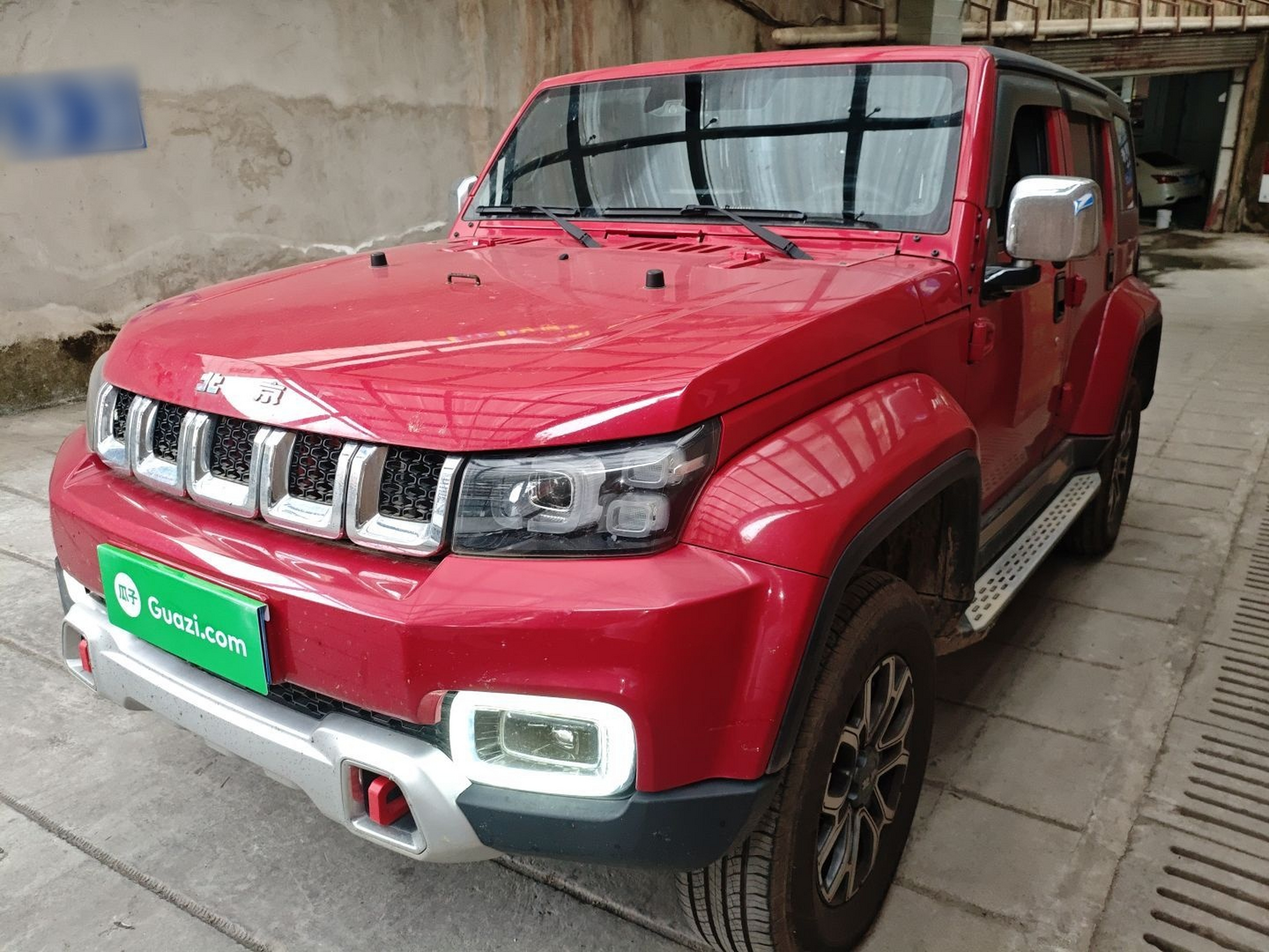 تحت مقدمة السيارة