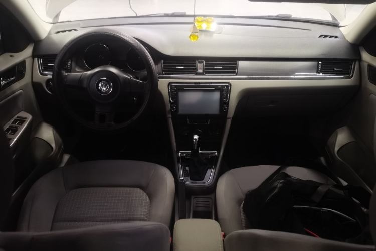 Used Volkswagen Bora 2013 1.6L Automatic Fashion Model Center Console