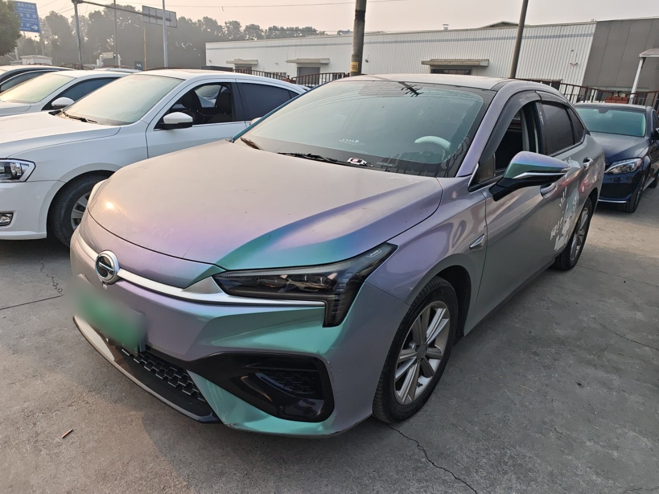 تحت مقدمة السيارة