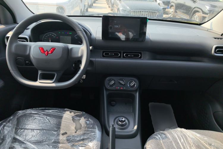 Used Wuling Hongguang New Energy 2024 All-Electric Model 300KM Standard Version Center Console