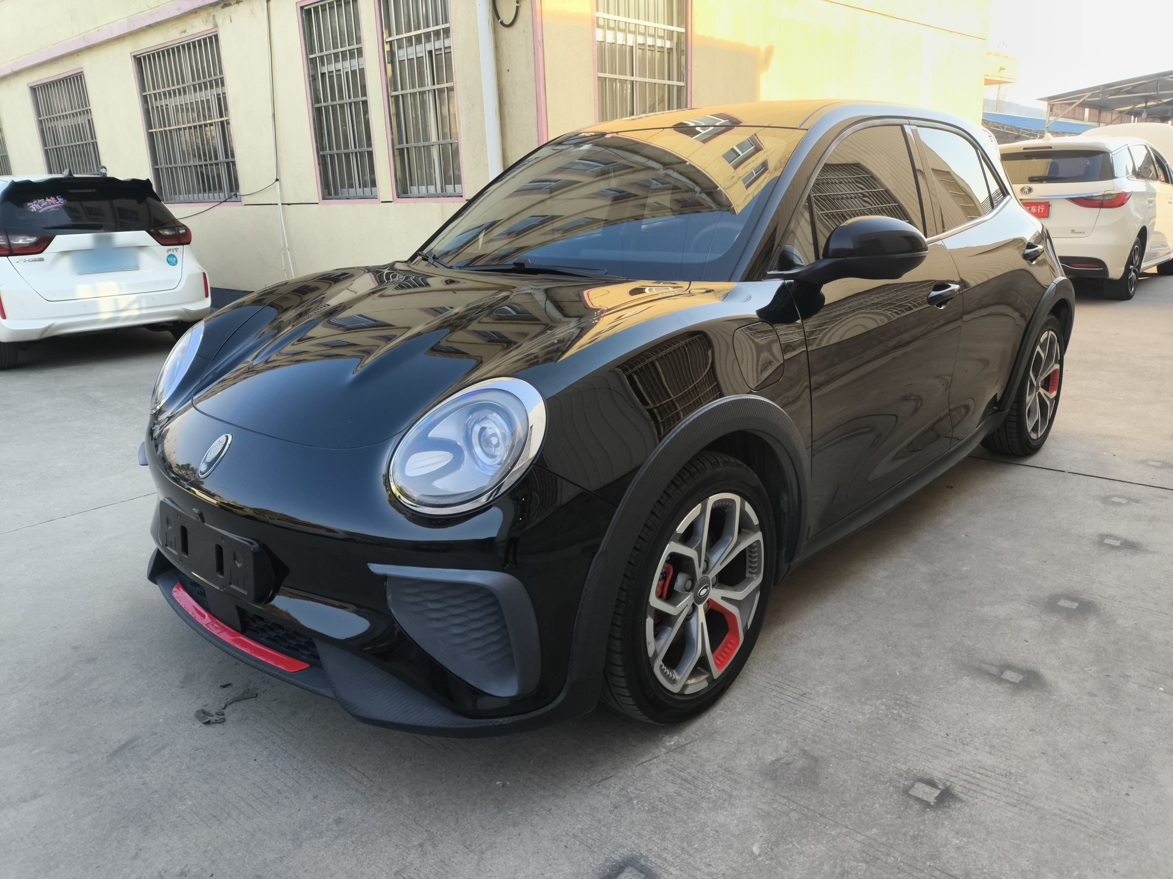 تحت مقدمة السيارة