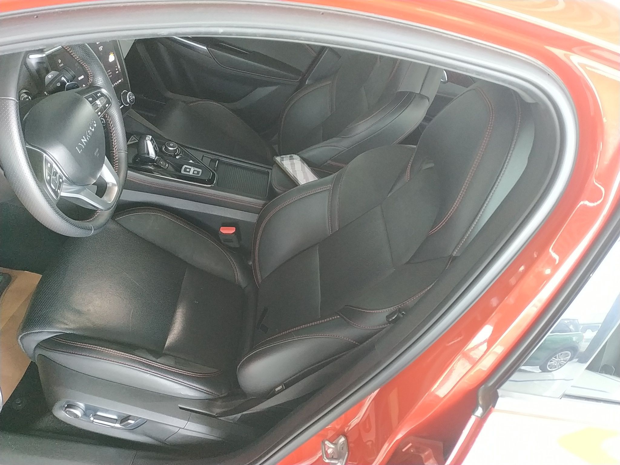 Переднее сиденье в автомобиле