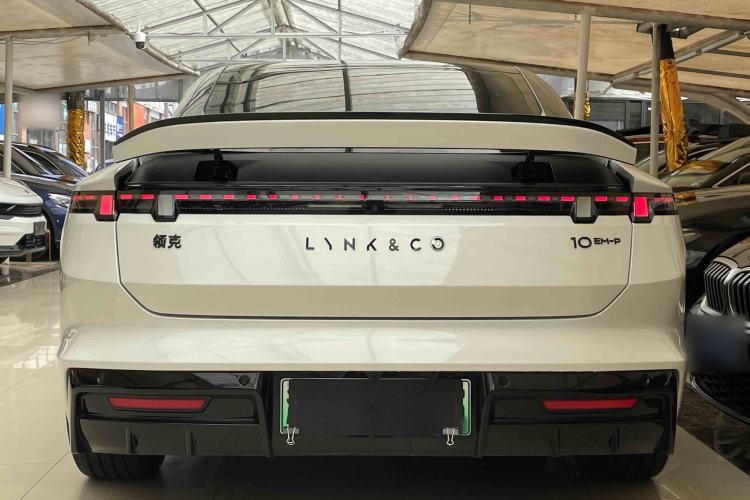 Used Lynk & Co 10 EM-P 2025 Facelifted Model 240 All-Wheel Drive Ultra Exterior 4