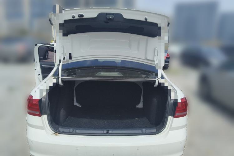 Used Volkswagen Lavida 2015 1.6L Manual Fashion Edition Trunk