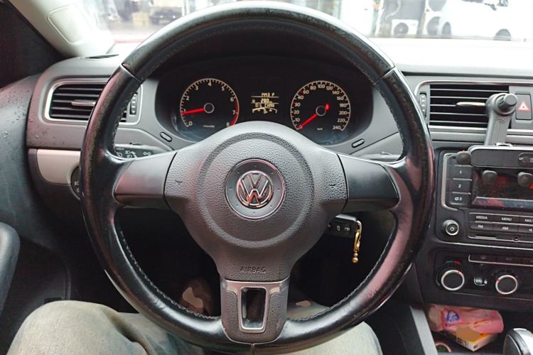 Used Volkswagen Sagitar 2014 Revised Version 1.6L Automatic Comfort Edition Steering Wheel