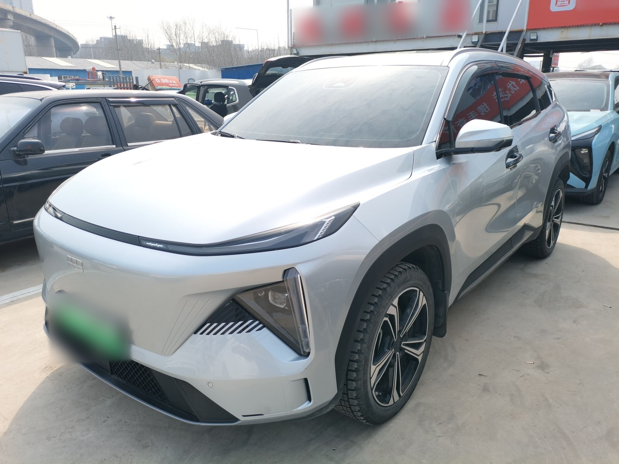 تحت مقدمة السيارة