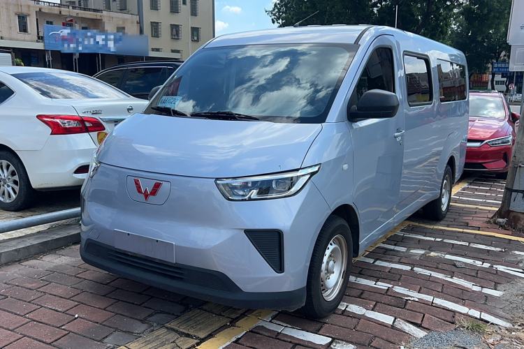 Used Wuling Yangguang 2024 300KM Comfort Version Passenger Van 75kW