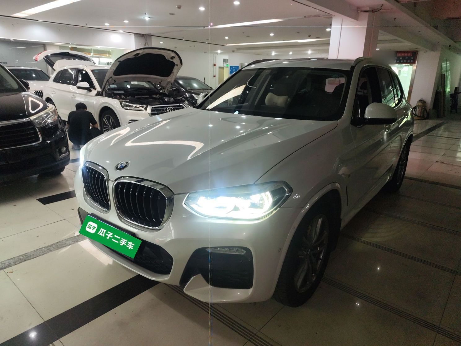 تحت مقدمة السيارة