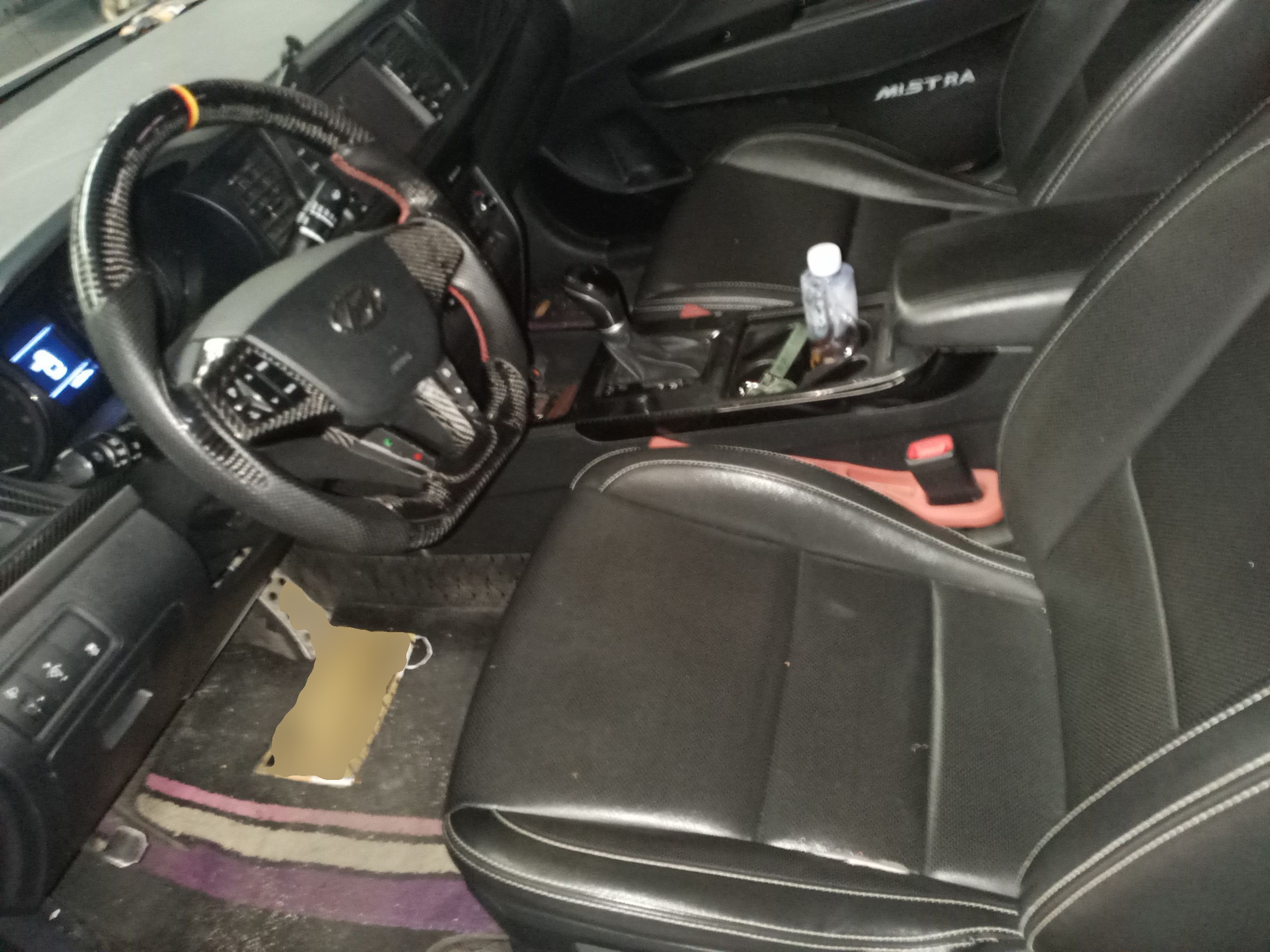 المقاعد الأمامية داخل السيارة