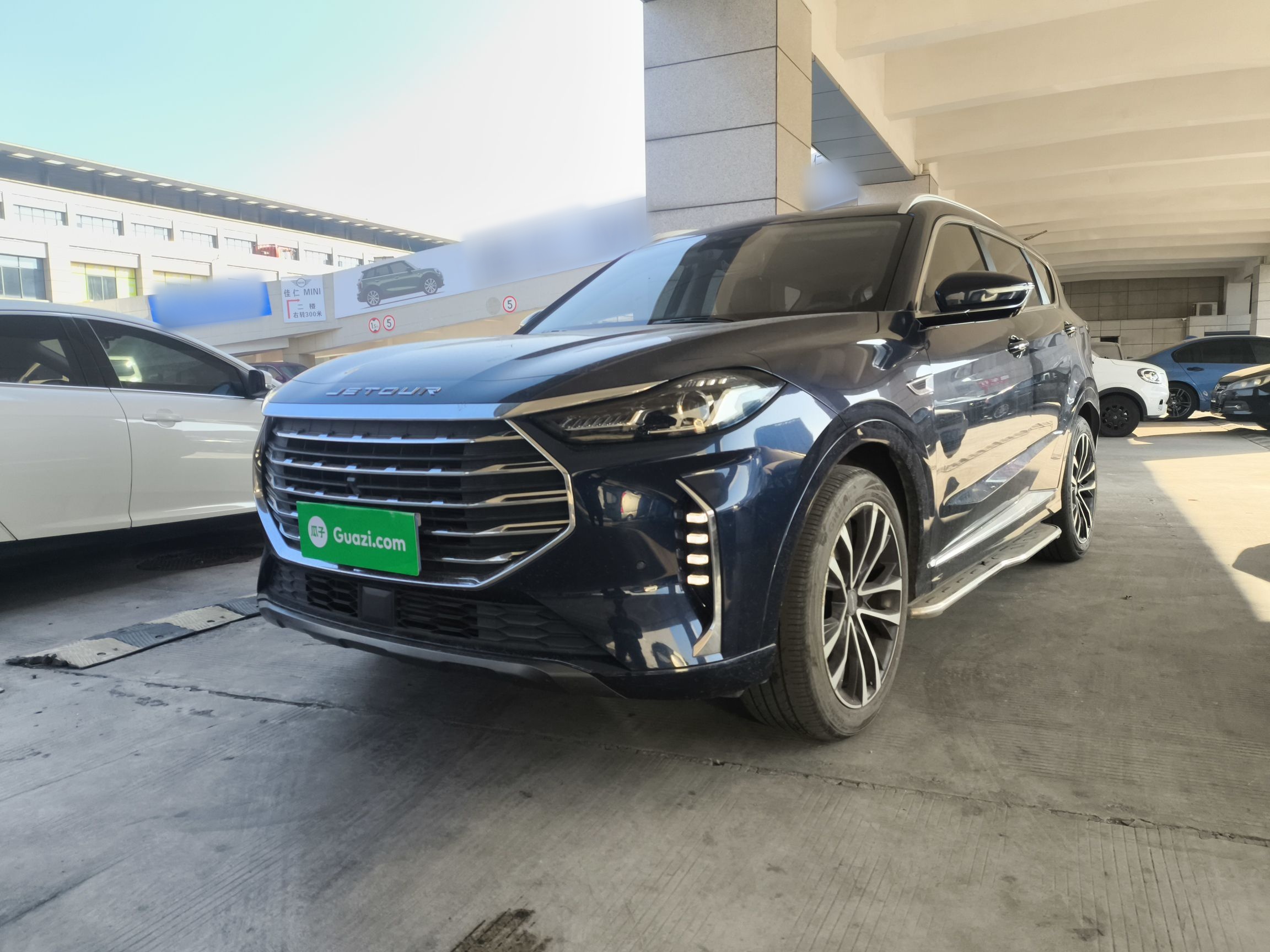 تحت مقدمة السيارة