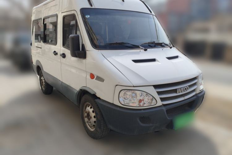 Used Iveco Power Daily 2017 2.5T Deluxe A32 Mid-Roof 5-7 Seater 47Z5 Passenger Van Front Right 45 Deg