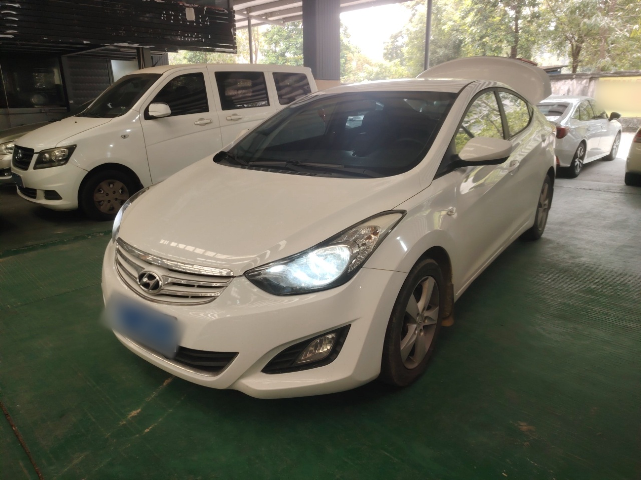 تحت مقدمة السيارة