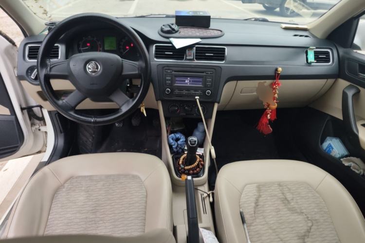 Used Skoda Rapid 2013 1.6L Manual Smart Selection Model Center Console