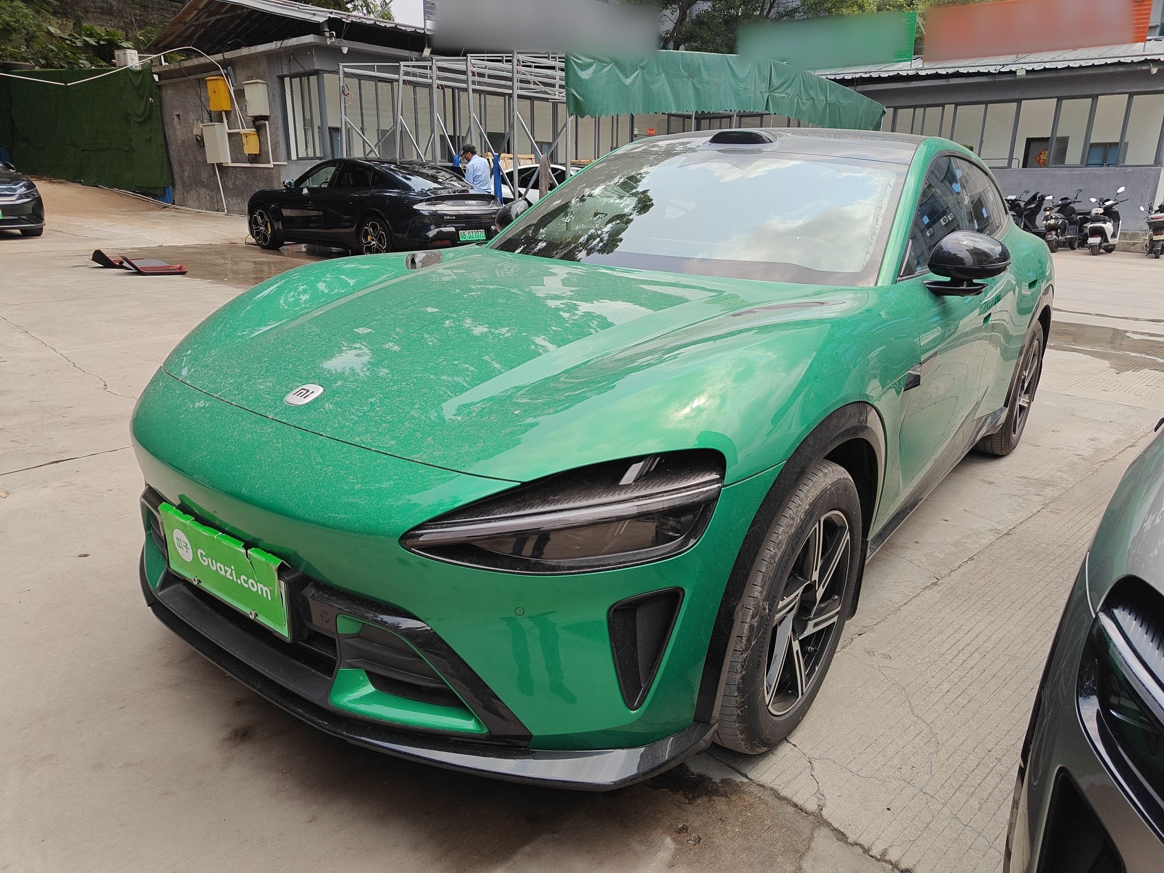 Под передней частью автомобиля