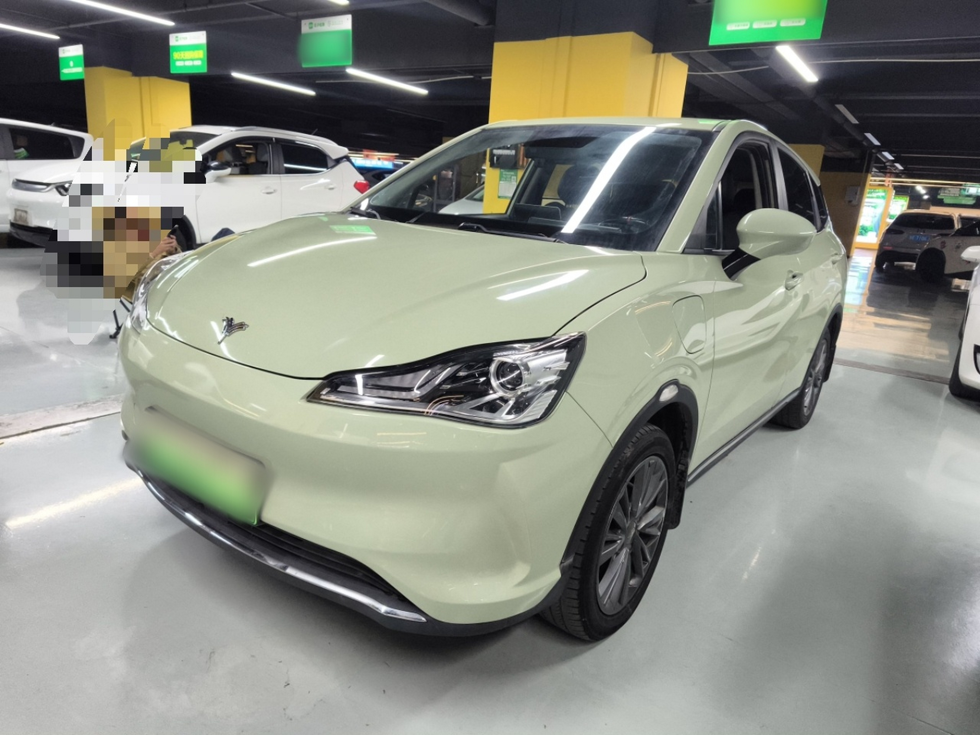 تحت مقدمة السيارة