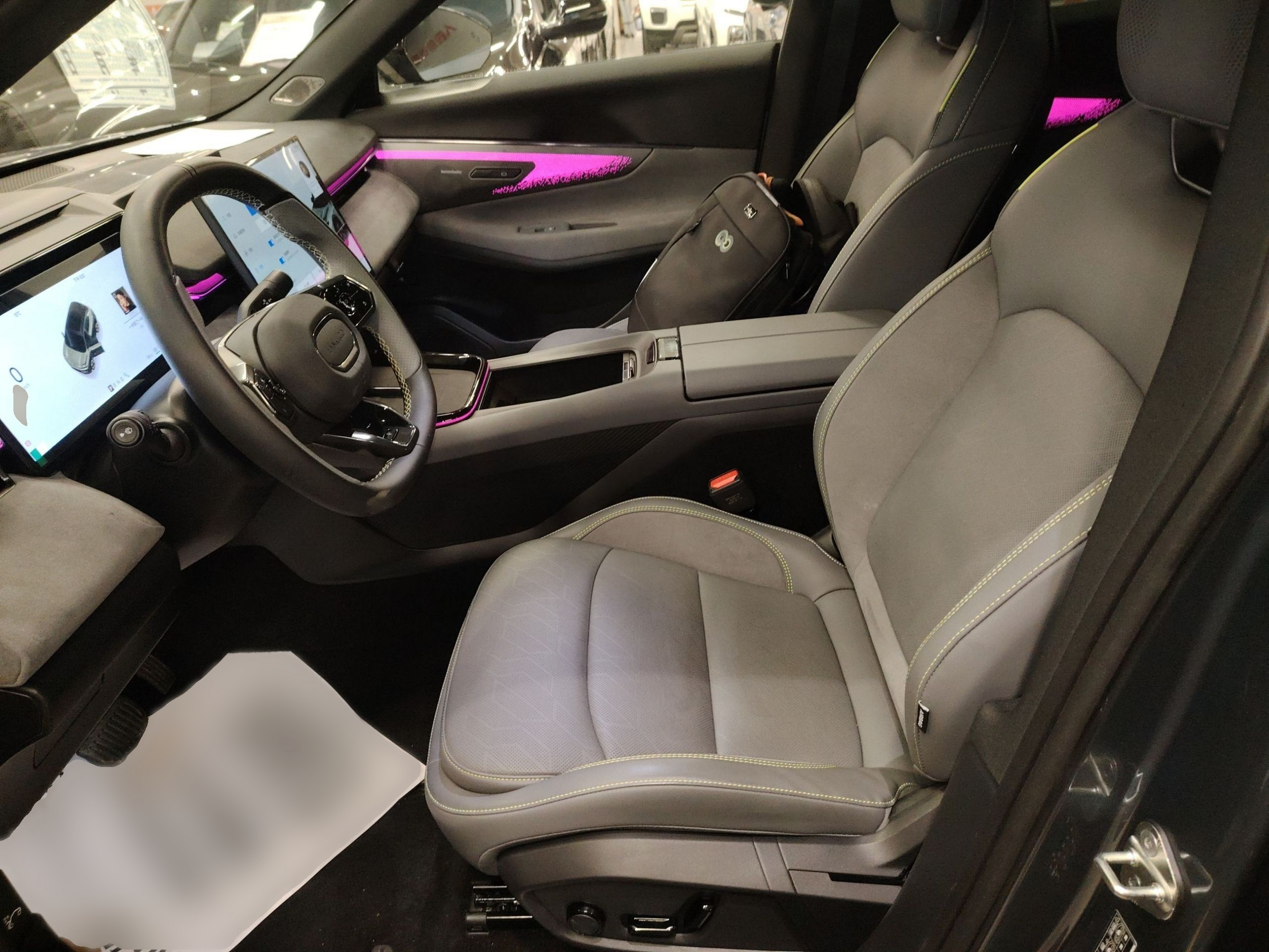 المقاعد الأمامية داخل السيارة