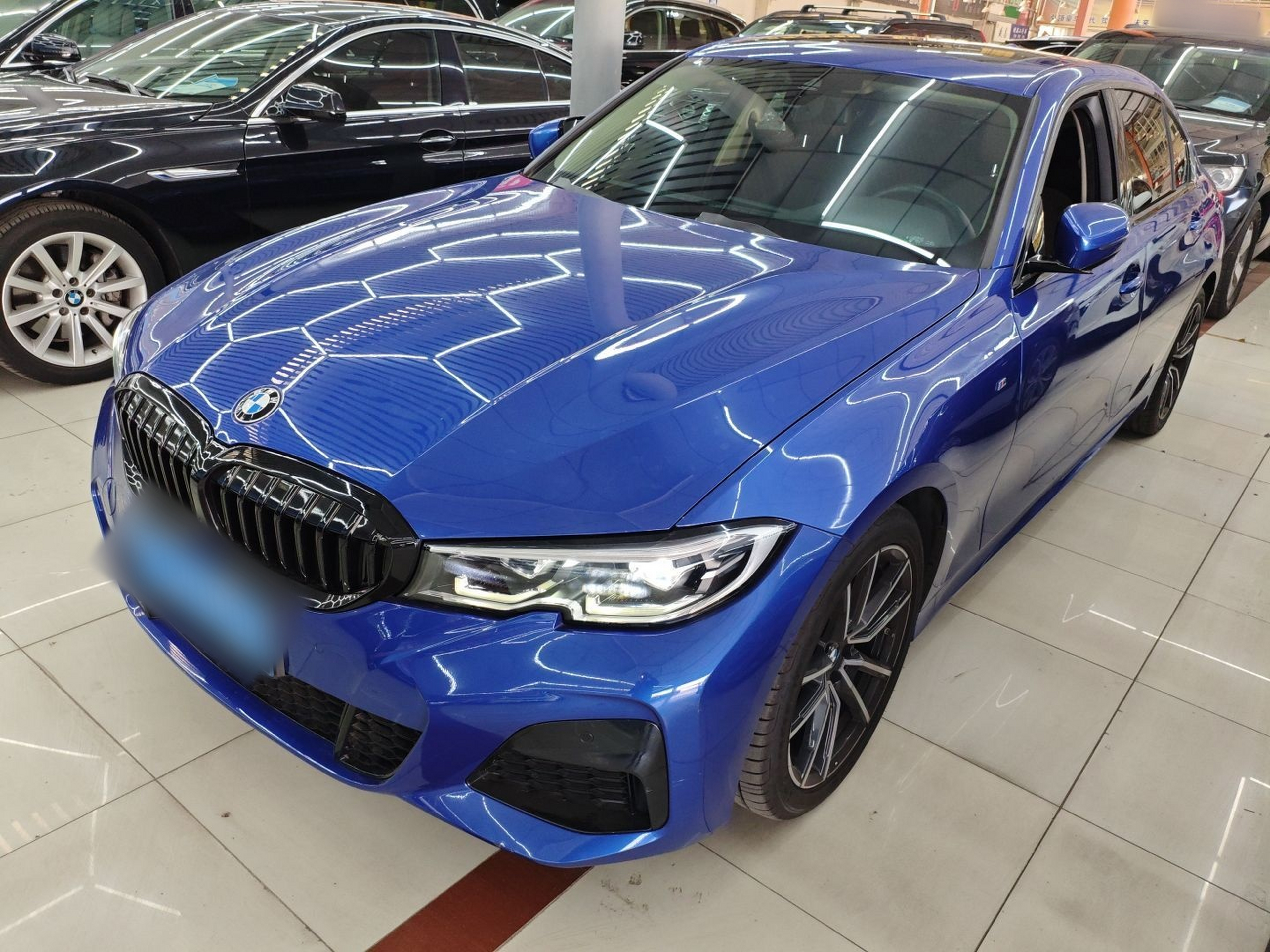 تحت مقدمة السيارة