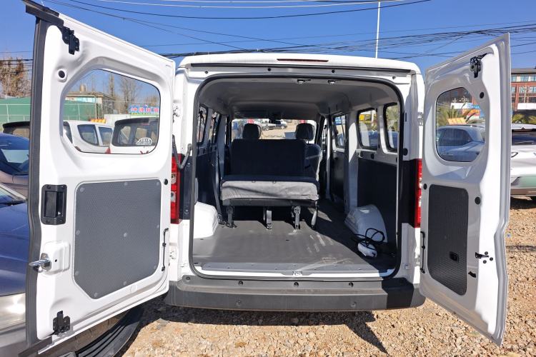 Used Wuling Yangguang 2024 300KM Comfort Version Passenger Van 75kW Trunk