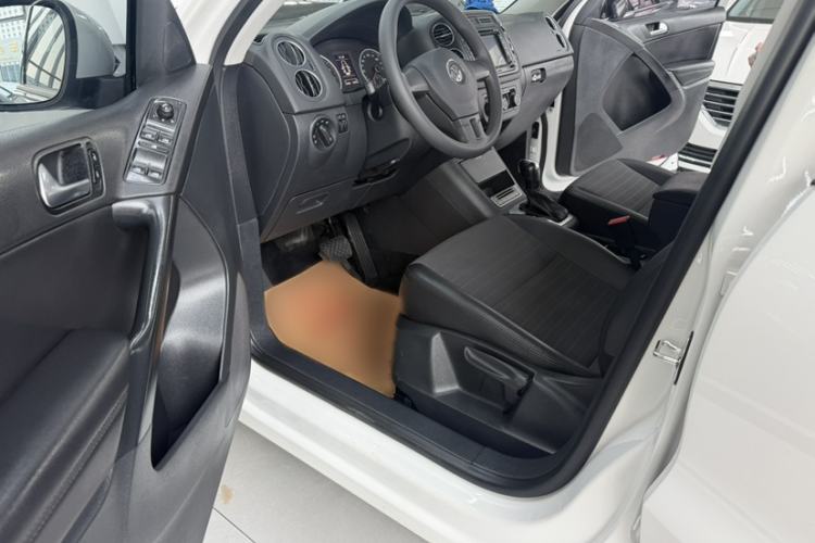 Used Volkswagen Tiguan 2015 1.8TSI Automatic Two-Wheel Drive Trend Edition Interior 4