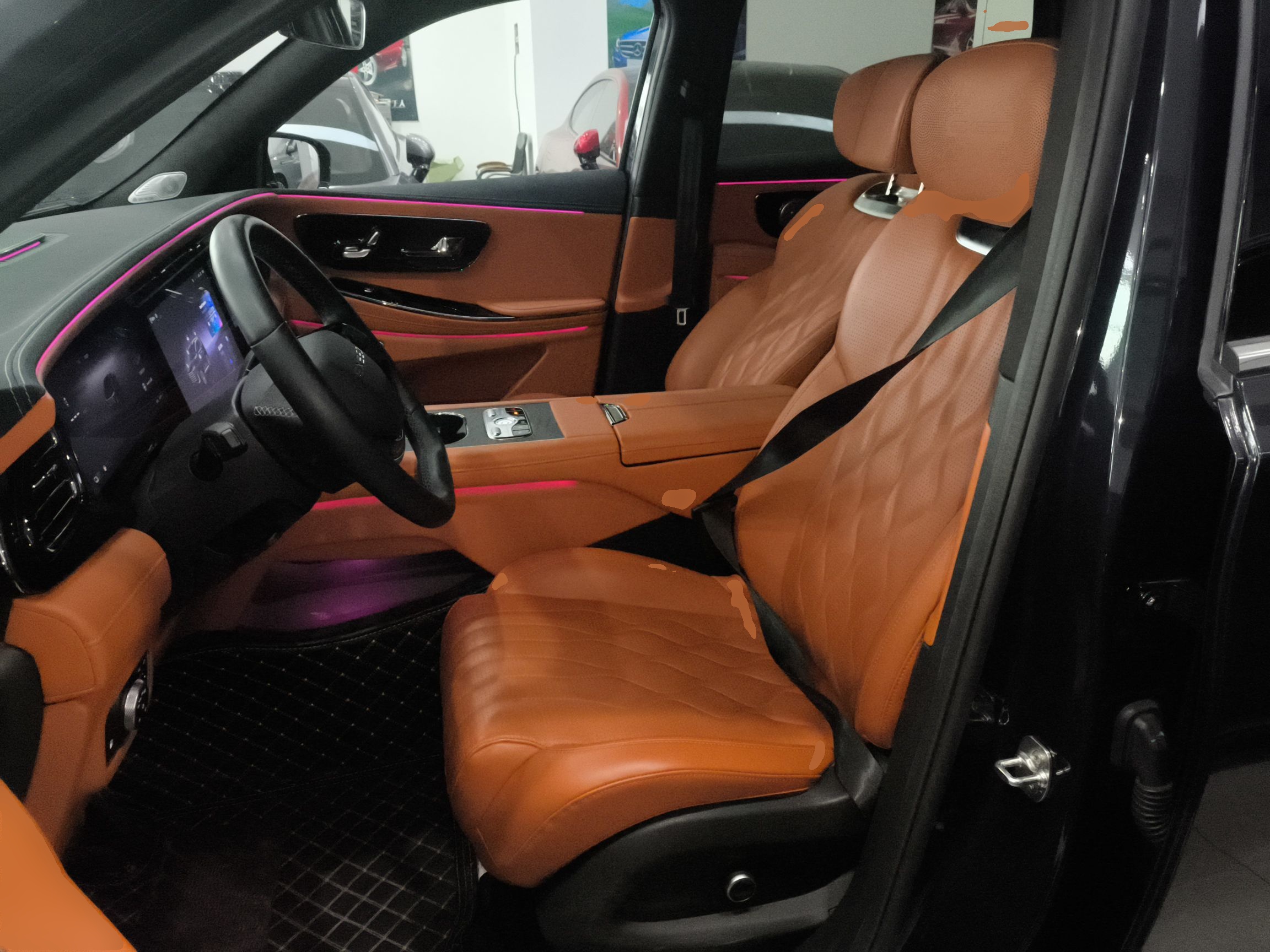 المقاعد الأمامية داخل السيارة