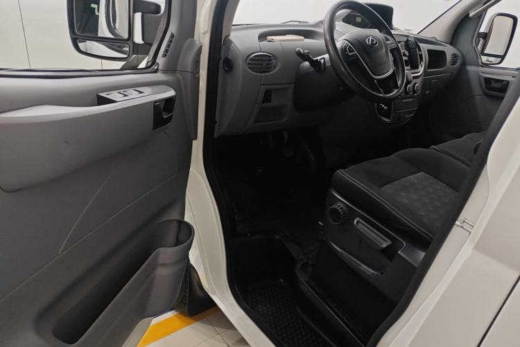 Used SAIC MAXUS Xintu V80 2021 2.0T AMT Classic Aoyuntong Short Wheelbase Mid-Roof 5/6-Seater
