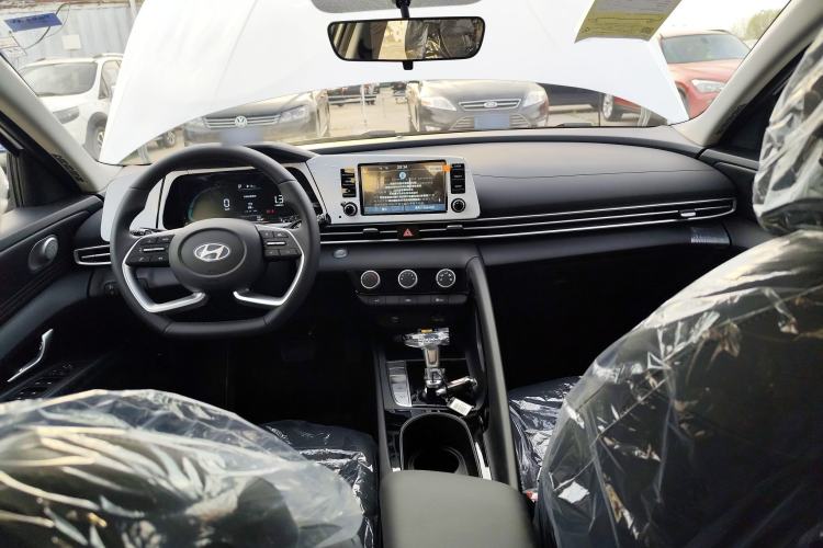 Used Hyundai Elantra 2023 1.5L CVT GLX Elite Edition Center Console