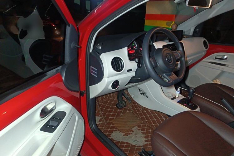 Used Volkswagen up! 2015 1.0L move up! Driver Seat