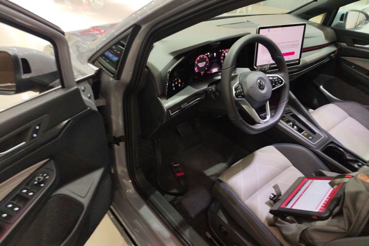 Used Volkswagen Golf 2025 Facelift 300TSI R-Line Driver Seat