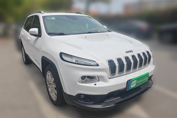 Used Jeep Cherokee 2014 2.4L Luxury Edition Front Right 45 Deg