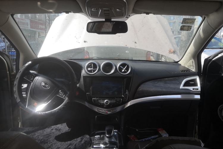 Used BYD Tang New Energy 2015 2.0T Four-Wheel-Drive Flagship Model Center Console