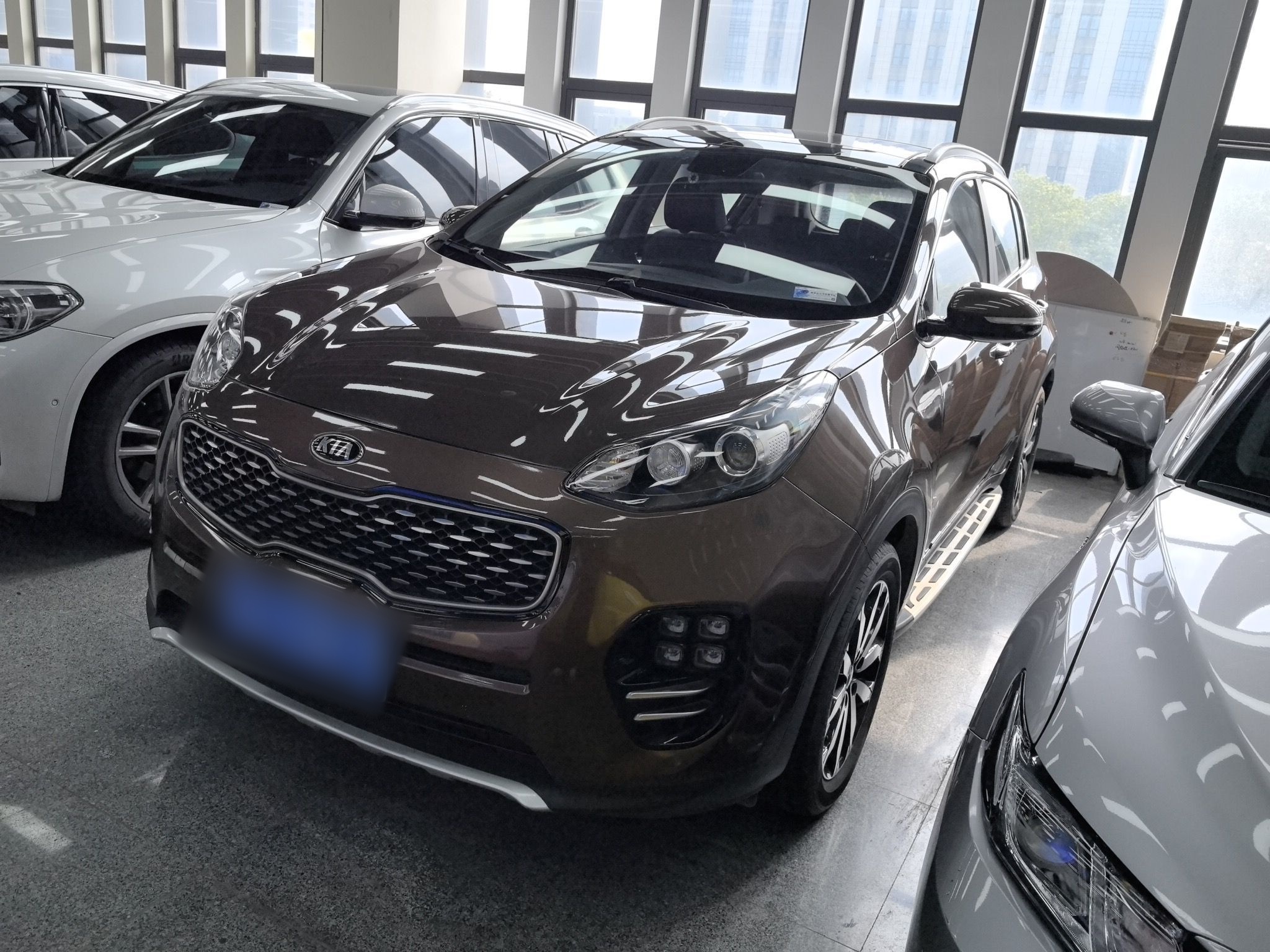 تحت مقدمة السيارة