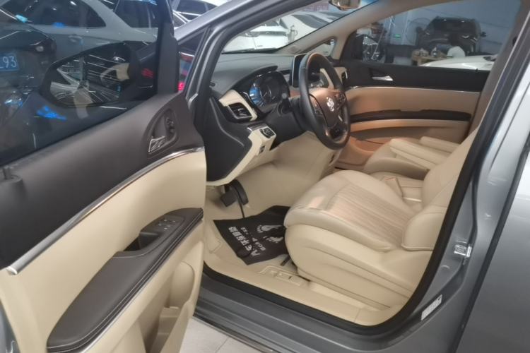 Used Buick GL8 2023 Facelifted Land Cruiser Executive Luxury Version