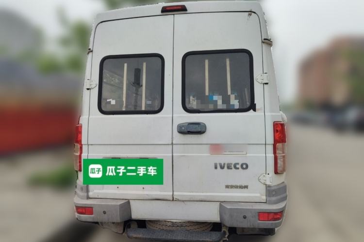Used Iveco Daily 2020 2.5T A35 Passenger Van with Dual Tires Mid-Roof Design 5-9 Seater Side-Sliding Door China V Emission Standard