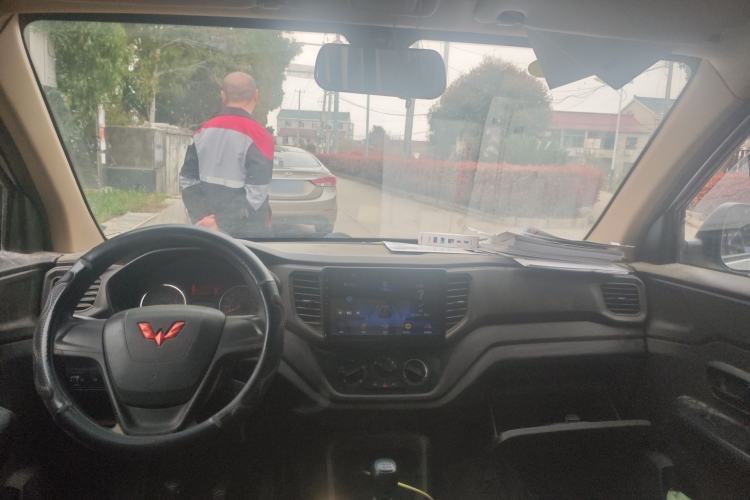 Used Wuling Hongguang V 2021 1.5L Jingqu Edition Enclosed-Window Vehicle LAR Center Console