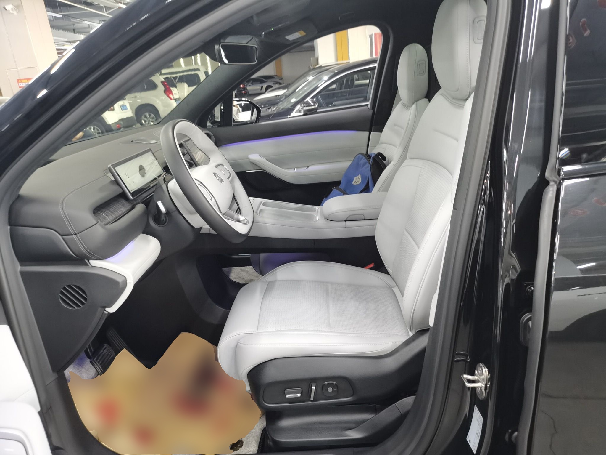 المقاعد الأمامية داخل السيارة