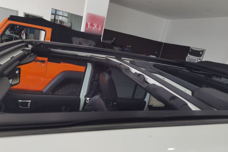 Used Jeep Wrangler 2019 2.0T Sahara Four-Door Electric Convertible China VI Emission Standard Roof