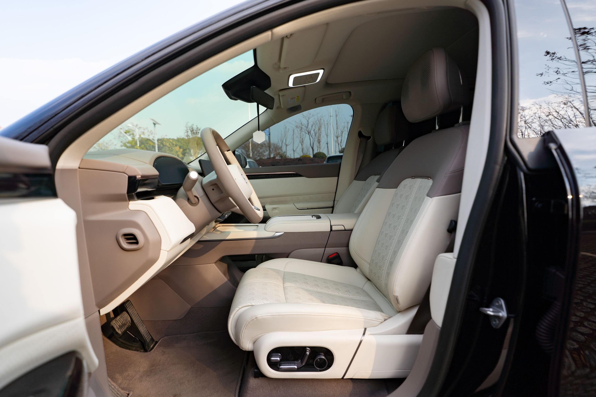 Переднее сиденье в автомобиле