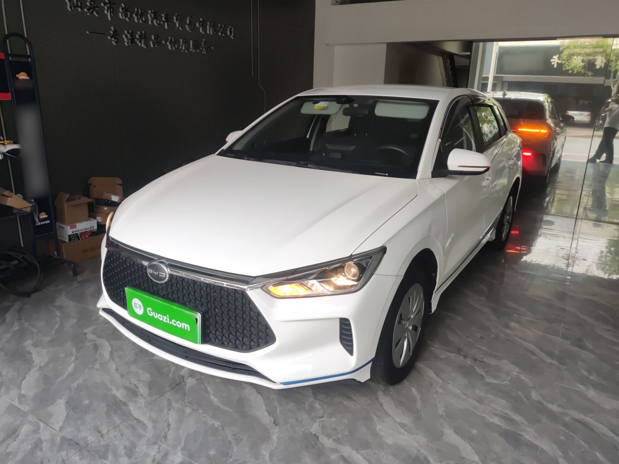 تحت مقدمة السيارة