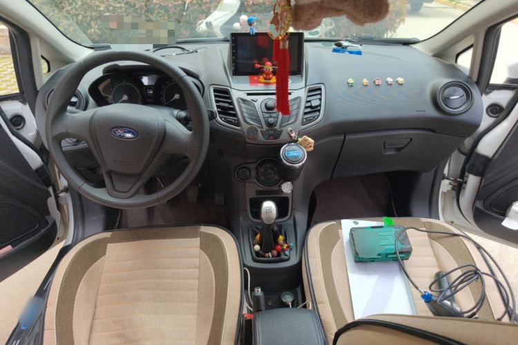 Used Ford Fiesta 2013 Sedan 1.5L Manual Fashion Edition Center Console