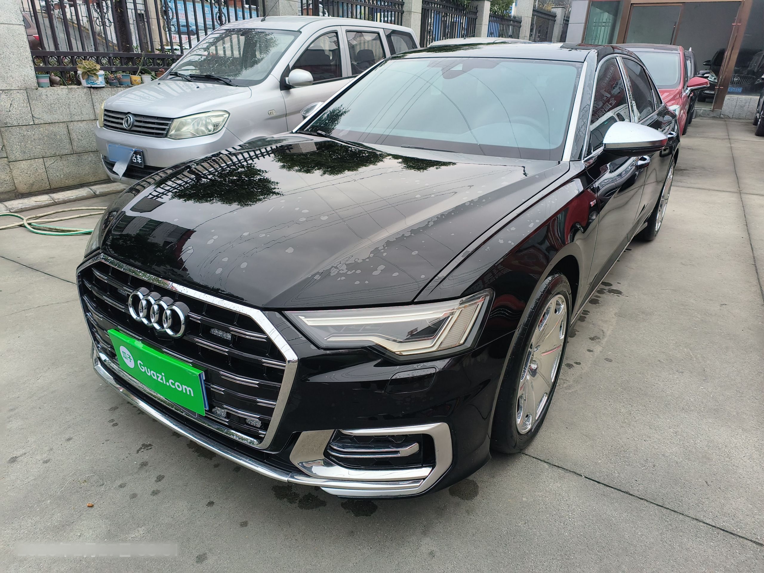 Под передней частью автомобиля