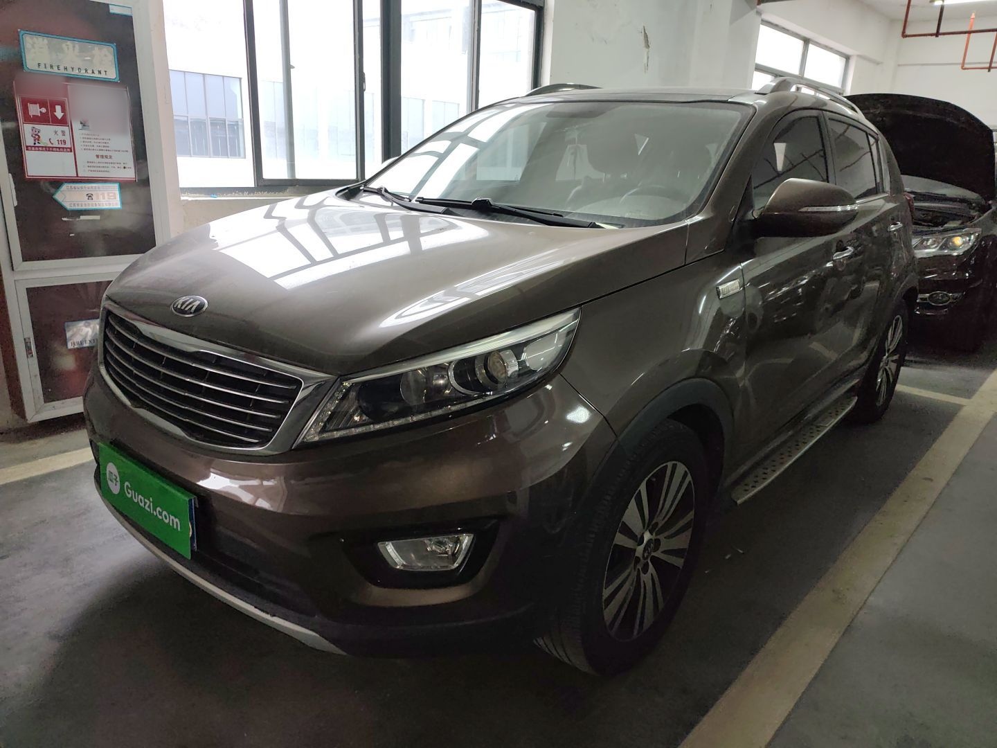 تحت مقدمة السيارة