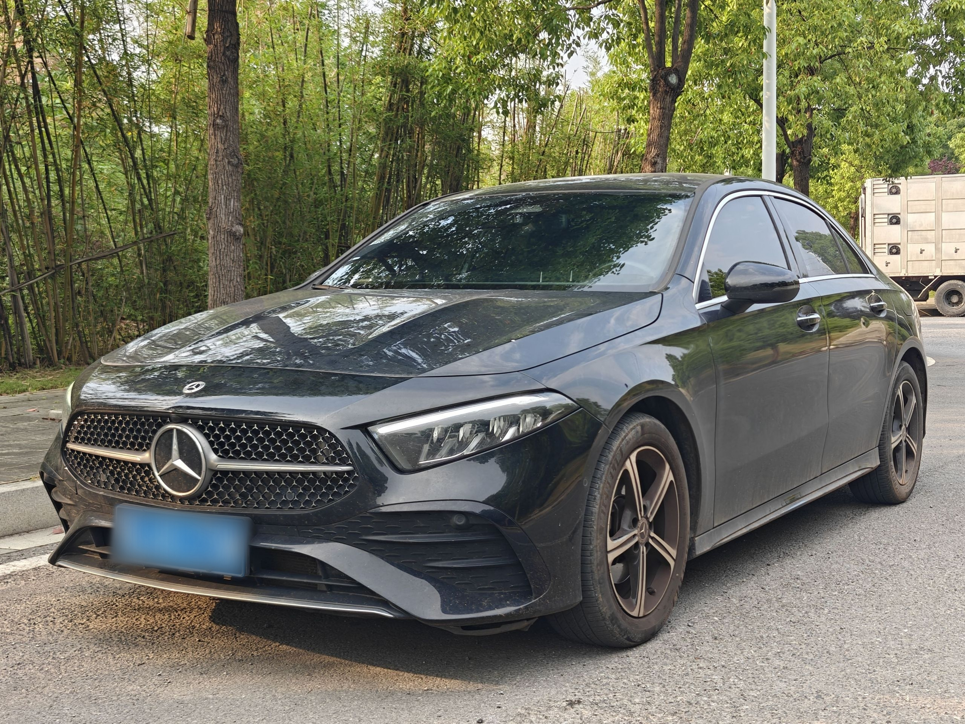 Под передней частью автомобиля