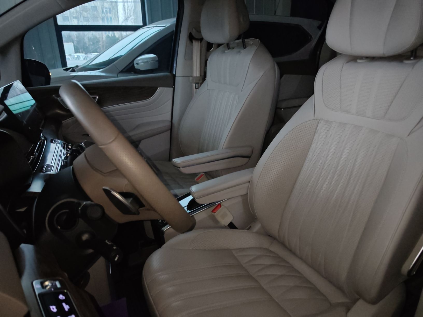 المقاعد الأمامية داخل السيارة