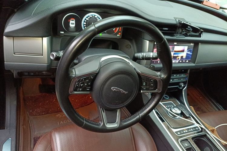 Used Jaguar XFL 2017 XFL 2.0T 240PS Luxury Edition Steering Wheel