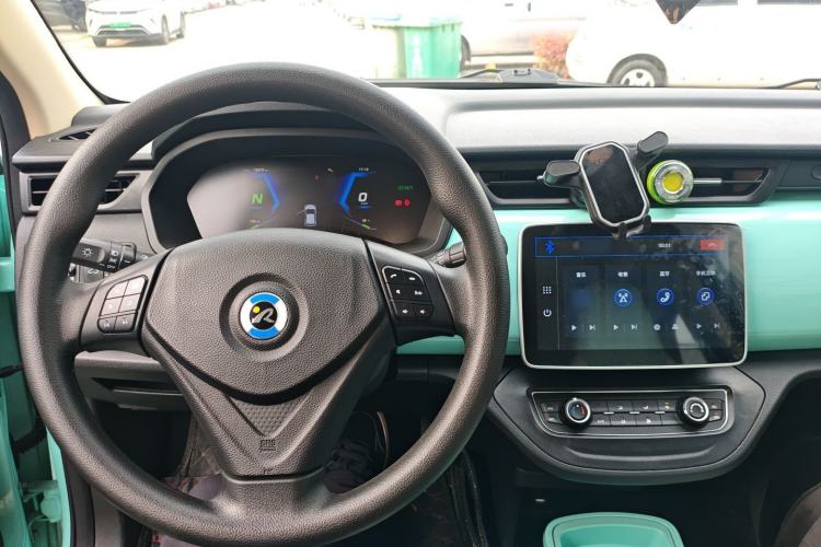 Used Brilliance Xinri i03 2022 Youth Edition 31.45 kWh Center Console