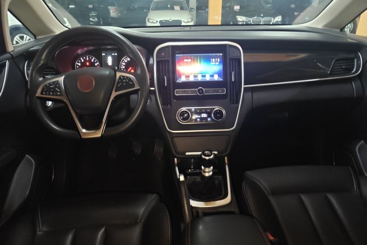 Used BYD Song MAX 2017 1.5T Manual Smart Connect Luxury 7-Seater Center Console