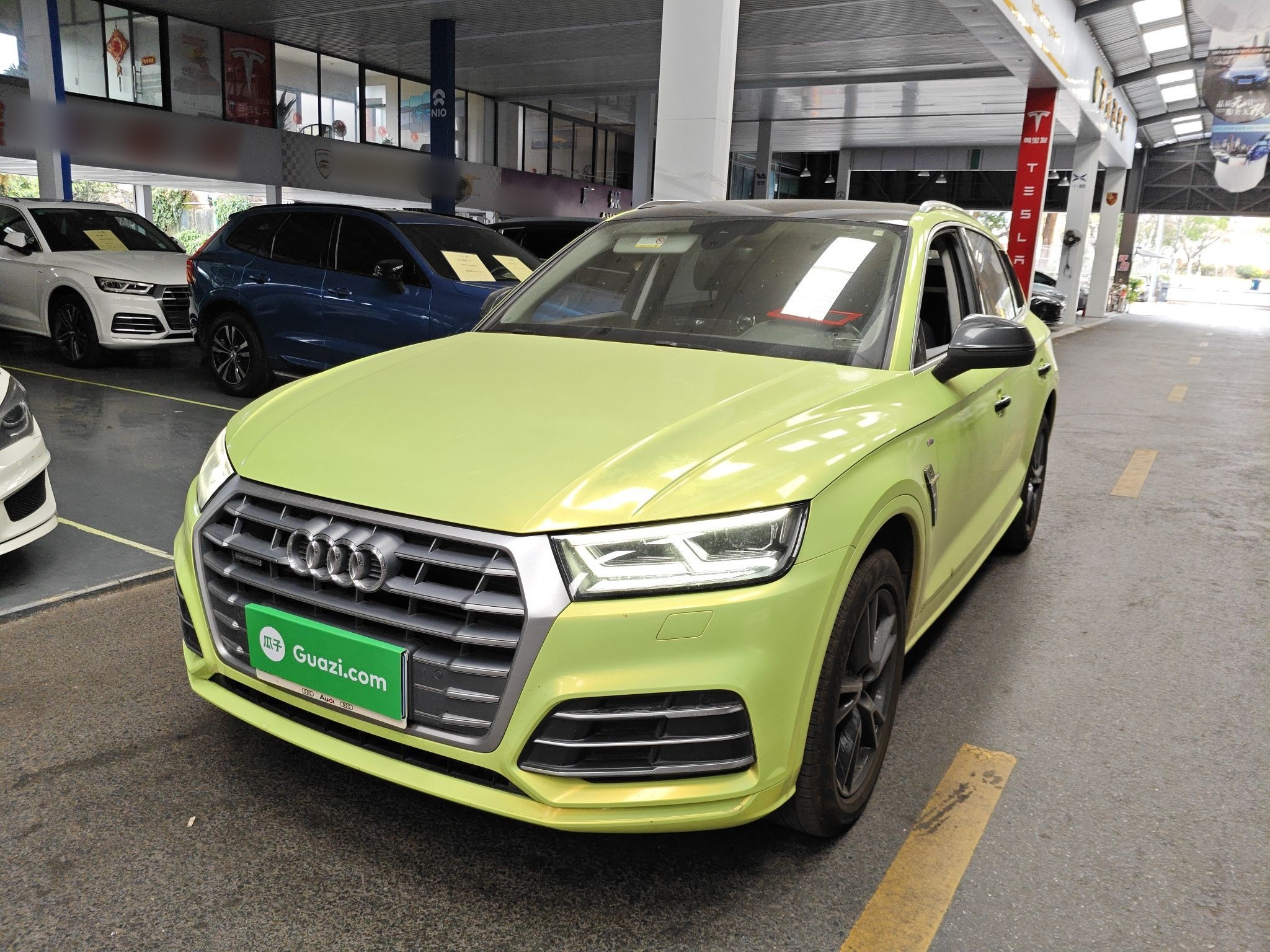 تحت مقدمة السيارة