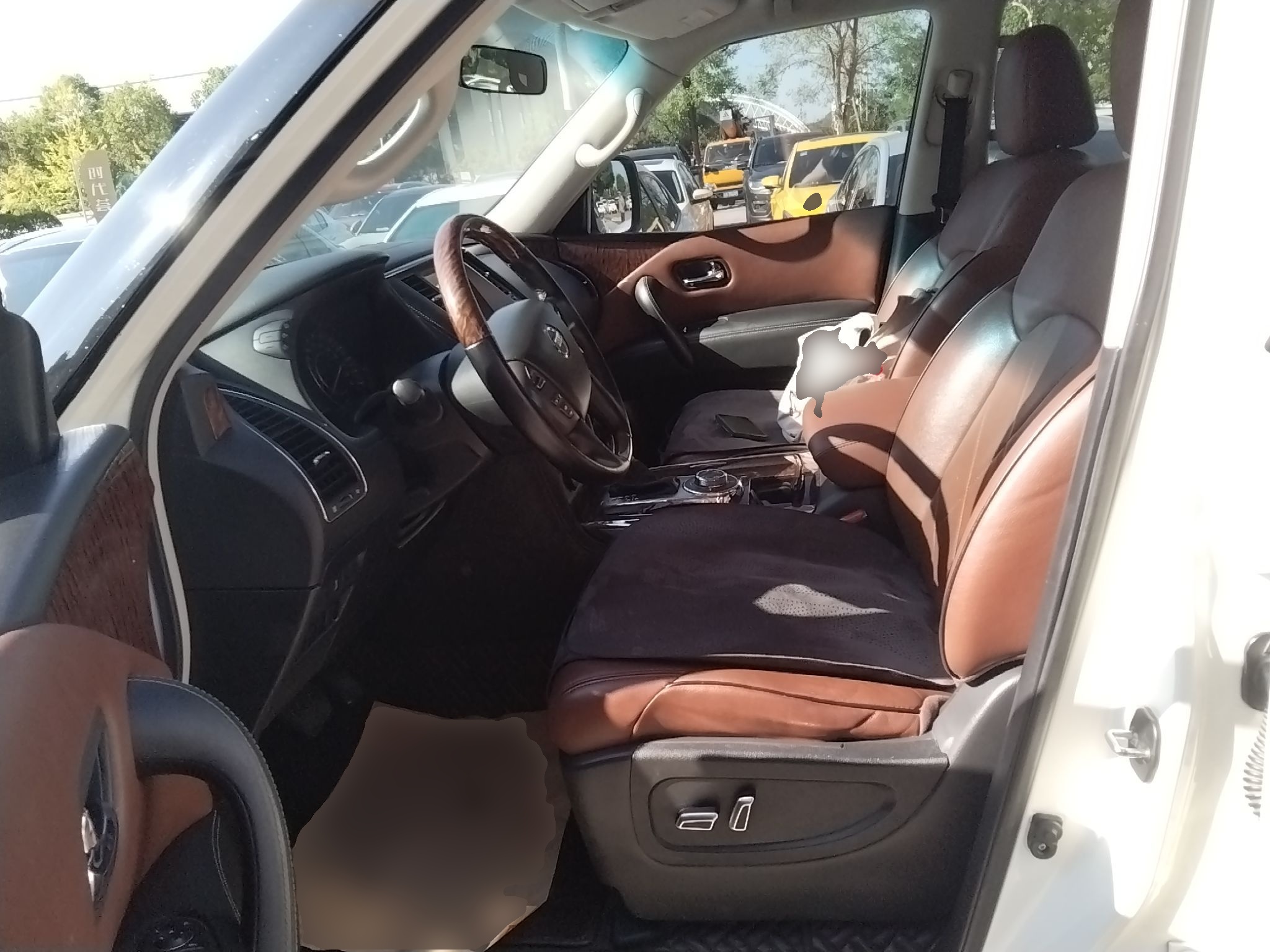 المقاعد الأمامية داخل السيارة