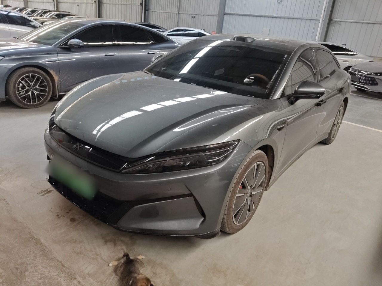 Под передней частью автомобиля