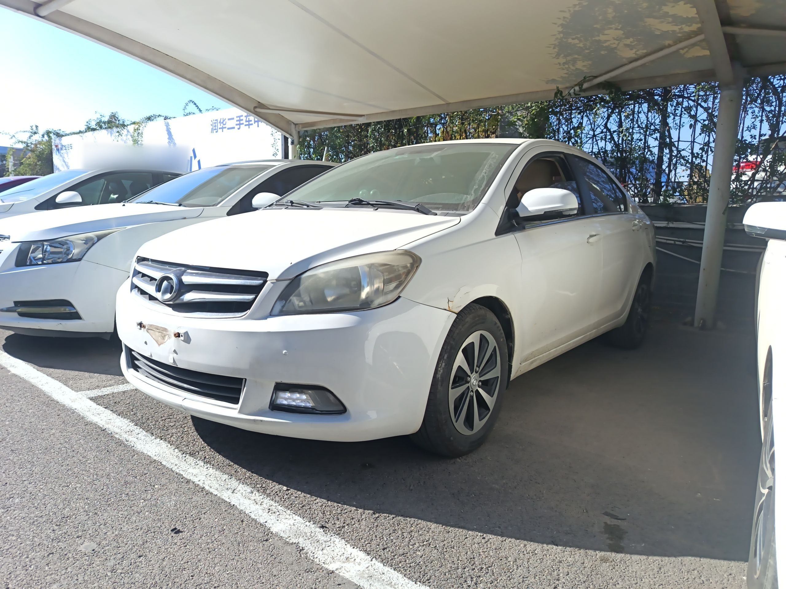 Под передней частью автомобиля